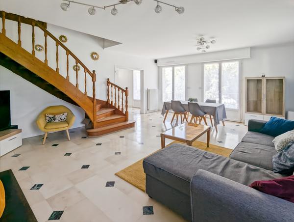 Laval (53000) MAISON AVEC BEAUX VOLUMES RIVE GAUCHE LAVAL 53000