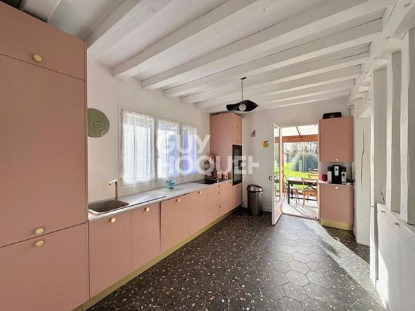 A BONNEVILLE-SUR-TOUQUES, TRES BELLE MAISON TRADITIONNELLE AVEC VASTE TERRAIN !