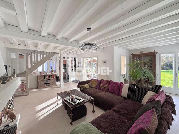 A BONNEVILLE-SUR-TOUQUES, TRES BELLE MAISON TRADITIONNELLE AVEC VASTE TERRAIN !