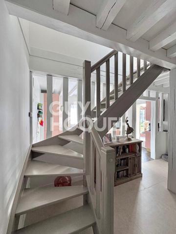 A BONNEVILLE-SUR-TOUQUES, TRES BELLE MAISON TRADITIONNELLE AVEC VASTE TERRAIN !