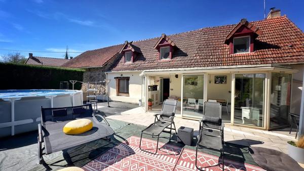 Maison de caractère avec grange, piscine et espaces verts
