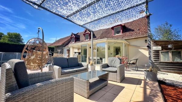 Maison de caractère avec grange, piscine et espaces verts