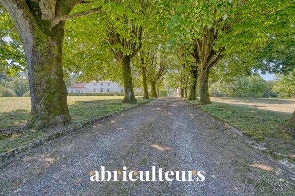 Propriété de caractère 270 m² avec piscine à Saint Laurent de Cognac