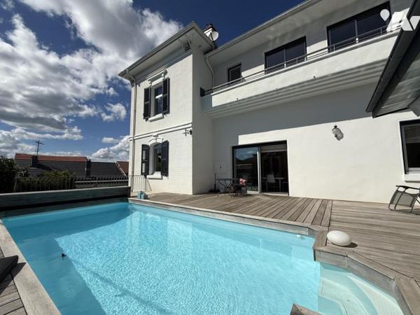 OYONNAX CENTRE – PROPRIÉTÉ DE CARACTÈRE AVEC DEUX MAISONS, PISCINE ET GARAGES