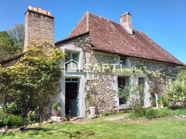 Maison de bourg du XII e siècle, commerces, au calme.