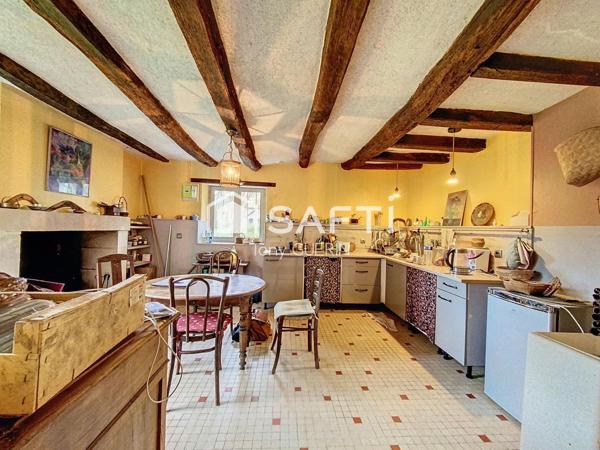 Maison de bourg du XII e siècle, commerces, au calme.