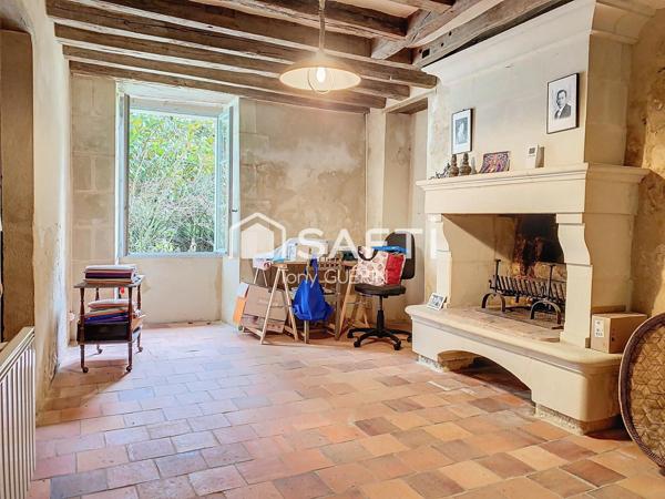 Maison de bourg du XII e siècle, commerces, au calme.