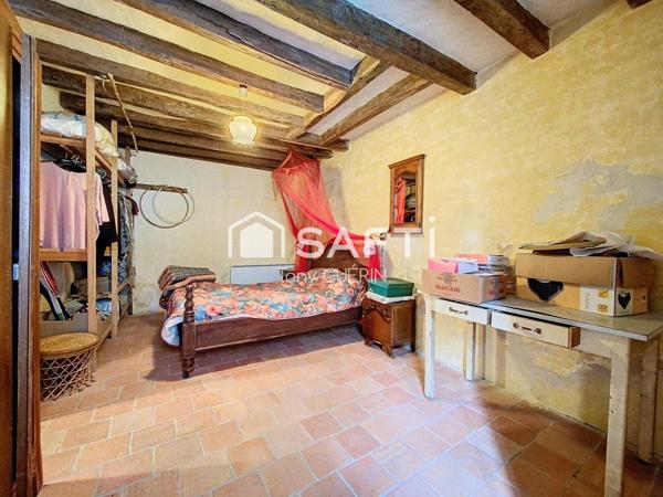 Maison de bourg du XII e siècle, commerces, au calme.