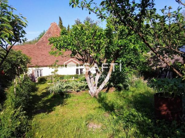 Maison de bourg du XII e siècle, commerces, au calme.