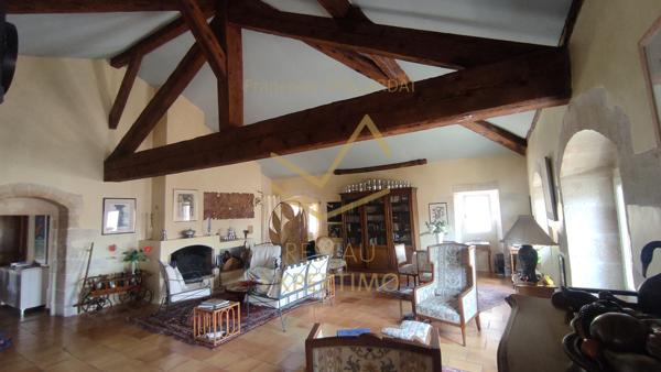 Avignon (84000) Appt de standing de 180 m2 dans l'ancien au dernier étage avec vue sur les toits à 550m du Palais des Papes