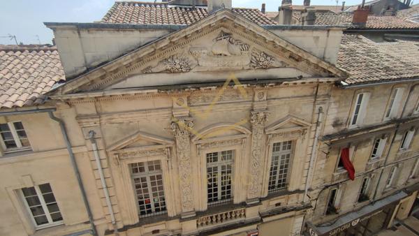 Avignon (84000) Appt de standing de 180 m2 dans l'ancien au dernier étage avec vue sur les toits à 550m du Palais des Papes