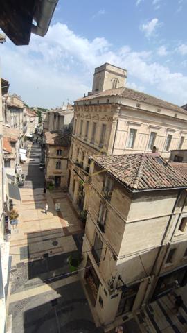 Avignon (84000) Appt de standing de 180 m2 dans l'ancien au dernier étage avec vue sur les toits à 550m du Palais des Papes
