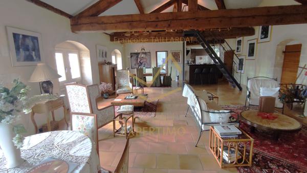 Avignon (84000) Appt de standing de 180 m2 dans l'ancien au dernier étage avec vue sur les toits à 550m du Palais des Papes