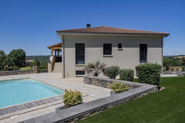 Villa d'architecte à la conception originale avec piscine, vue sur le Ségala, 15 minutes de Figeac