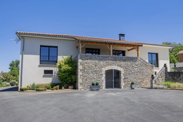 Villa d'architecte à la conception originale avec piscine, vue sur le Ségala, 15 minutes de Figeac