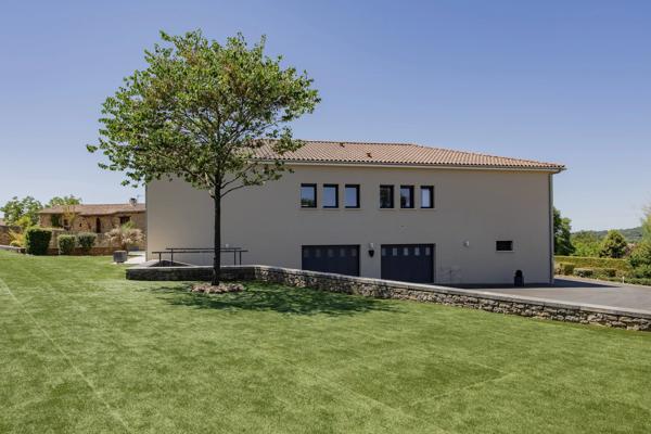 Villa d'architecte à la conception originale avec piscine, vue sur le Ségala, 15 minutes de Figeac