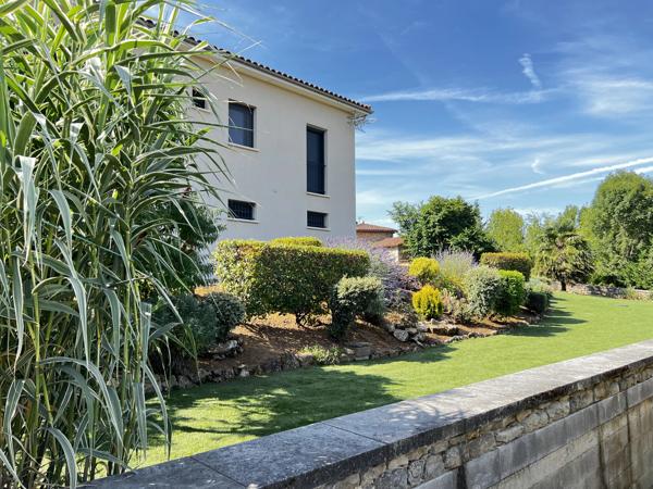 Villa d'architecte à la conception originale avec piscine, vue sur le Ségala, 15 minutes de Figeac