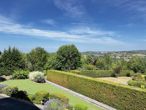 Villa d'architecte à la conception originale avec piscine, vue sur le Ségala, 15 minutes de Figeac