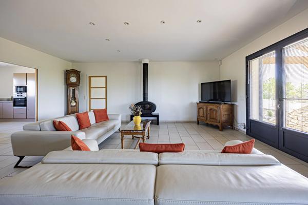Villa d'architecte à la conception originale avec piscine, vue sur le Ségala, 15 minutes de Figeac