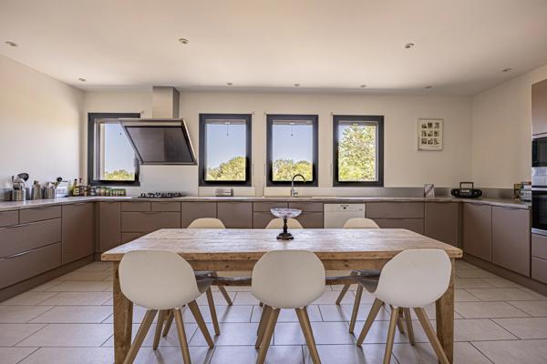 Villa d'architecte à la conception originale avec piscine, vue sur le Ségala, 15 minutes de Figeac