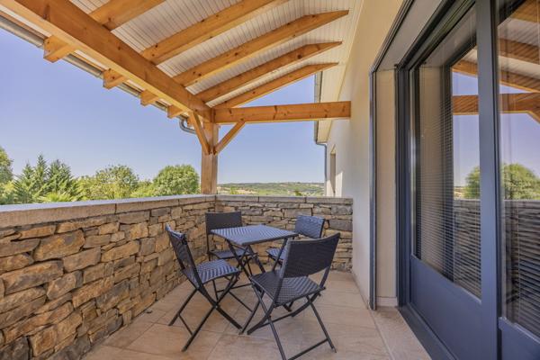 Villa d'architecte à la conception originale avec piscine, vue sur le Ségala, 15 minutes de Figeac