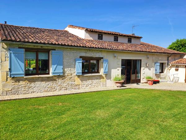 Belle maison familiale de 4 chambres avec un grand gîte et une superbe piscine, près de Cognac