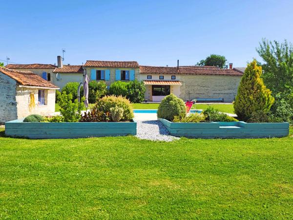 Belle maison familiale de 4 chambres avec un grand gîte et une superbe piscine, près de Cognac
