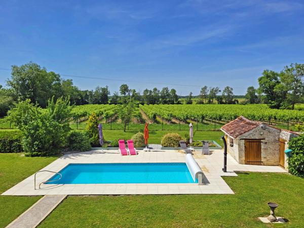 Belle maison familiale de 4 chambres avec un grand gîte et une superbe piscine, près de Cognac