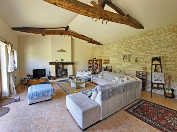 Belle maison familiale de 4 chambres avec un grand gîte et une superbe piscine, près de Cognac