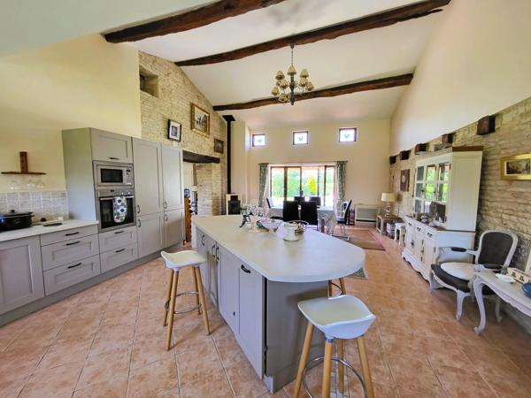 Belle maison familiale de 4 chambres avec un grand gîte et une superbe piscine, près de Cognac