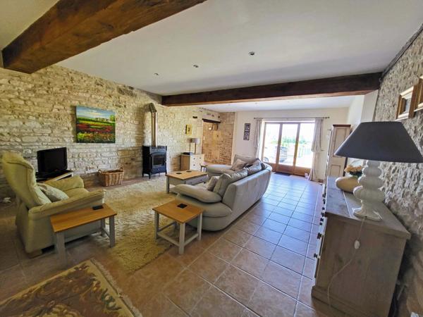 Belle maison familiale de 4 chambres avec un grand gîte et une superbe piscine, près de Cognac