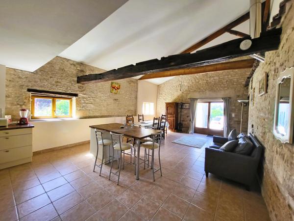 Belle maison familiale de 4 chambres avec un grand gîte et une superbe piscine, près de Cognac
