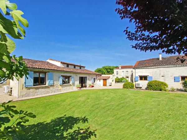Belle maison familiale de 4 chambres avec un grand gîte et une superbe piscine, près de Cognac
