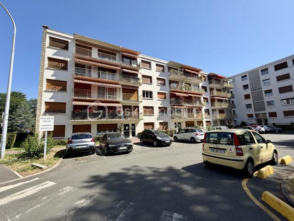 Situé dans la ville d'Evry-Courcouronnes dans un secteur recherché proche de toutes commodités (transports, écoles, commerces...)

Venez découvrir ce charmant appartement de type F4 76m² situé au Rez de chaussée d’un immeuble de 4 étages, il se compose d'une entrée desservant un salon très lumineux de 17m², une cuisine de 9m² avec espace buanderie de 2m², trois chambres de 9,5m² - 10,5m2 et 11,5m² deux salles d’eau et un Wc séparé.

Vous bénéficierez en plus d'une cave de 5m² et d'une place de parking en extérieur..

- Charges de copropriété : 210€/mois (Entretien des patries communes + eau froide + chauffage)
- Taxe foncière : 1652€

Commodités :
- Commerces à 5min à pieds
- Gare RER D Evry Val de Seine à 10min en Bus
- N7 à 2min, N104 et A6 à 5min
- Université d’Évry, IUT, Télécom SudParis, ENSIIE et de nombreuses écoles accessibles rapidement
- Centre commercial d’Evry 2 Le Spot à 10min en bus
- Carré Senart à 15min en voiture
- Clinique du Mousseau à 5min 

Disponible 7jrs/7 n'hésitez pas à me contacter pour faire une visite ou avoir plus d'infos concernant ce bien.

>> 100% OUVERT AU PARTAGE INTER AGENCE !! <<

VIDEO DISPONIBLE SUR DEMANDE OU EN LIEN DANS L'ANNONCE