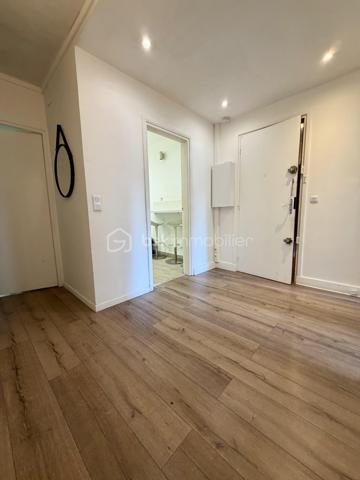 Situé dans la ville d'Evry-Courcouronnes dans un secteur recherché proche de toutes commodités (transports, écoles, commerces...)

Venez découvrir ce charmant appartement de type F4 76m² situé au Rez de chaussée d’un immeuble de 4 étages, il se compose d'une entrée desservant un salon très lumineux de 17m², une cuisine de 9m² avec espace buanderie de 2m², trois chambres de 9,5m² - 10,5m2 et 11,5m² deux salles d’eau et un Wc séparé.

Vous bénéficierez en plus d'une cave de 5m² et d'une place de parking en extérieur..

- Charges de copropriété : 210€/mois (Entretien des patries communes + eau froide + chauffage)
- Taxe foncière : 1652€

Commodités :
- Commerces à 5min à pieds
- Gare RER D Evry Val de Seine à 10min en Bus
- N7 à 2min, N104 et A6 à 5min
- Université d’Évry, IUT, Télécom SudParis, ENSIIE et de nombreuses écoles accessibles rapidement
- Centre commercial d’Evry 2 Le Spot à 10min en bus
- Carré Senart à 15min en voiture
- Clinique du Mousseau à 5min 

Disponible 7jrs/7 n'hésitez pas à me contacter pour faire une visite ou avoir plus d'infos concernant ce bien.

>> 100% OUVERT AU PARTAGE INTER AGENCE !! <<

VIDEO DISPONIBLE SUR DEMANDE OU EN LIEN DANS L'ANNONCE