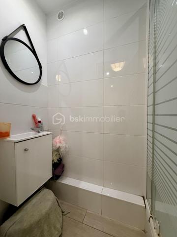 Situé dans la ville d'Evry-Courcouronnes dans un secteur recherché proche de toutes commodités (transports, écoles, commerces...)

Venez découvrir ce charmant appartement de type F4 76m² situé au Rez de chaussée d’un immeuble de 4 étages, il se compose d'une entrée desservant un salon très lumineux de 17m², une cuisine de 9m² avec espace buanderie de 2m², trois chambres de 9,5m² - 10,5m2 et 11,5m² deux salles d’eau et un Wc séparé.

Vous bénéficierez en plus d'une cave de 5m² et d'une place de parking en extérieur..

- Charges de copropriété : 210€/mois (Entretien des patries communes + eau froide + chauffage)
- Taxe foncière : 1652€

Commodités :
- Commerces à 5min à pieds
- Gare RER D Evry Val de Seine à 10min en Bus
- N7 à 2min, N104 et A6 à 5min
- Université d’Évry, IUT, Télécom SudParis, ENSIIE et de nombreuses écoles accessibles rapidement
- Centre commercial d’Evry 2 Le Spot à 10min en bus
- Carré Senart à 15min en voiture
- Clinique du Mousseau à 5min 

Disponible 7jrs/7 n'hésitez pas à me contacter pour faire une visite ou avoir plus d'infos concernant ce bien.

>> 100% OUVERT AU PARTAGE INTER AGENCE !! <<

VIDEO DISPONIBLE SUR DEMANDE OU EN LIEN DANS L'ANNONCE