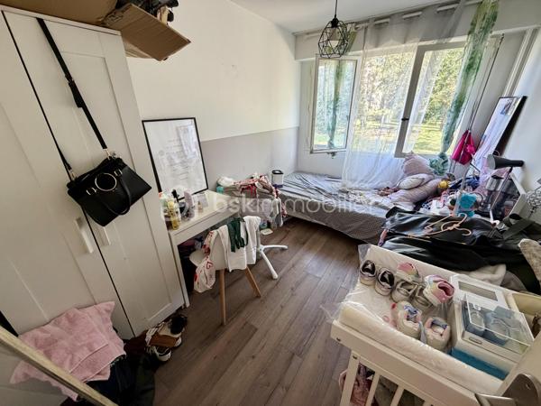Situé dans la ville d'Evry-Courcouronnes dans un secteur recherché proche de toutes commodités (transports, écoles, commerces...)

Venez découvrir ce charmant appartement de type F4 76m² situé au Rez de chaussée d’un immeuble de 4 étages, il se compose d'une entrée desservant un salon très lumineux de 17m², une cuisine de 9m² avec espace buanderie de 2m², trois chambres de 9,5m² - 10,5m2 et 11,5m² deux salles d’eau et un Wc séparé.

Vous bénéficierez en plus d'une cave de 5m² et d'une place de parking en extérieur..

- Charges de copropriété : 210€/mois (Entretien des patries communes + eau froide + chauffage)
- Taxe foncière : 1652€

Commodités :
- Commerces à 5min à pieds
- Gare RER D Evry Val de Seine à 10min en Bus
- N7 à 2min, N104 et A6 à 5min
- Université d’Évry, IUT, Télécom SudParis, ENSIIE et de nombreuses écoles accessibles rapidement
- Centre commercial d’Evry 2 Le Spot à 10min en bus
- Carré Senart à 15min en voiture
- Clinique du Mousseau à 5min 

Disponible 7jrs/7 n'hésitez pas à me contacter pour faire une visite ou avoir plus d'infos concernant ce bien.

>> 100% OUVERT AU PARTAGE INTER AGENCE !! <<

VIDEO DISPONIBLE SUR DEMANDE OU EN LIEN DANS L'ANNONCE