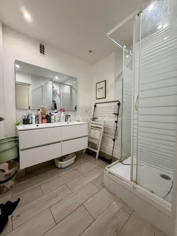 Situé dans la ville d'Evry-Courcouronnes dans un secteur recherché proche de toutes commodités (transports, écoles, commerces...)

Venez découvrir ce charmant appartement de type F4 76m² situé au Rez de chaussée d’un immeuble de 4 étages, il se compose d'une entrée desservant un salon très lumineux de 17m², une cuisine de 9m² avec espace buanderie de 2m², trois chambres de 9,5m² - 10,5m2 et 11,5m² deux salles d’eau et un Wc séparé.

Vous bénéficierez en plus d'une cave de 5m² et d'une place de parking en extérieur..

- Charges de copropriété : 210€/mois (Entretien des patries communes + eau froide + chauffage)
- Taxe foncière : 1652€

Commodités :
- Commerces à 5min à pieds
- Gare RER D Evry Val de Seine à 10min en Bus
- N7 à 2min, N104 et A6 à 5min
- Université d’Évry, IUT, Télécom SudParis, ENSIIE et de nombreuses écoles accessibles rapidement
- Centre commercial d’Evry 2 Le Spot à 10min en bus
- Carré Senart à 15min en voiture
- Clinique du Mousseau à 5min 

Disponible 7jrs/7 n'hésitez pas à me contacter pour faire une visite ou avoir plus d'infos concernant ce bien.

>> 100% OUVERT AU PARTAGE INTER AGENCE !! <<

VIDEO DISPONIBLE SUR DEMANDE OU EN LIEN DANS L'ANNONCE