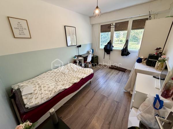 Situé dans la ville d'Evry-Courcouronnes dans un secteur recherché proche de toutes commodités (transports, écoles, commerces...)

Venez découvrir ce charmant appartement de type F4 76m² situé au Rez de chaussée d’un immeuble de 4 étages, il se compose d'une entrée desservant un salon très lumineux de 17m², une cuisine de 9m² avec espace buanderie de 2m², trois chambres de 9,5m² - 10,5m2 et 11,5m² deux salles d’eau et un Wc séparé.

Vous bénéficierez en plus d'une cave de 5m² et d'une place de parking en extérieur..

- Charges de copropriété : 210€/mois (Entretien des patries communes + eau froide + chauffage)
- Taxe foncière : 1652€

Commodités :
- Commerces à 5min à pieds
- Gare RER D Evry Val de Seine à 10min en Bus
- N7 à 2min, N104 et A6 à 5min
- Université d’Évry, IUT, Télécom SudParis, ENSIIE et de nombreuses écoles accessibles rapidement
- Centre commercial d’Evry 2 Le Spot à 10min en bus
- Carré Senart à 15min en voiture
- Clinique du Mousseau à 5min 

Disponible 7jrs/7 n'hésitez pas à me contacter pour faire une visite ou avoir plus d'infos concernant ce bien.

>> 100% OUVERT AU PARTAGE INTER AGENCE !! <<

VIDEO DISPONIBLE SUR DEMANDE OU EN LIEN DANS L'ANNONCE