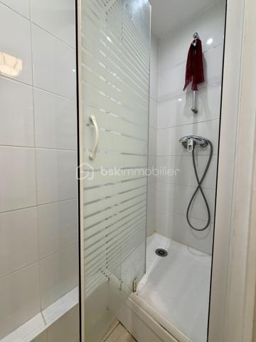 Situé dans la ville d'Evry-Courcouronnes dans un secteur recherché proche de toutes commodités (transports, écoles, commerces...)

Venez découvrir ce charmant appartement de type F4 76m² situé au Rez de chaussée d’un immeuble de 4 étages, il se compose d'une entrée desservant un salon très lumineux de 17m², une cuisine de 9m² avec espace buanderie de 2m², trois chambres de 9,5m² - 10,5m2 et 11,5m² deux salles d’eau et un Wc séparé.

Vous bénéficierez en plus d'une cave de 5m² et d'une place de parking en extérieur..

- Charges de copropriété : 210€/mois (Entretien des patries communes + eau froide + chauffage)
- Taxe foncière : 1652€

Commodités :
- Commerces à 5min à pieds
- Gare RER D Evry Val de Seine à 10min en Bus
- N7 à 2min, N104 et A6 à 5min
- Université d’Évry, IUT, Télécom SudParis, ENSIIE et de nombreuses écoles accessibles rapidement
- Centre commercial d’Evry 2 Le Spot à 10min en bus
- Carré Senart à 15min en voiture
- Clinique du Mousseau à 5min 

Disponible 7jrs/7 n'hésitez pas à me contacter pour faire une visite ou avoir plus d'infos concernant ce bien.

>> 100% OUVERT AU PARTAGE INTER AGENCE !! <<

VIDEO DISPONIBLE SUR DEMANDE OU EN LIEN DANS L'ANNONCE