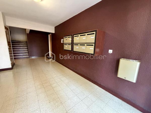 Situé dans la ville d'Evry-Courcouronnes dans un secteur recherché proche de toutes commodités (transports, écoles, commerces...)

Venez découvrir ce charmant appartement de type F4 76m² situé au Rez de chaussée d’un immeuble de 4 étages, il se compose d'une entrée desservant un salon très lumineux de 17m², une cuisine de 9m² avec espace buanderie de 2m², trois chambres de 9,5m² - 10,5m2 et 11,5m² deux salles d’eau et un Wc séparé.

Vous bénéficierez en plus d'une cave de 5m² et d'une place de parking en extérieur..

- Charges de copropriété : 210€/mois (Entretien des patries communes + eau froide + chauffage)
- Taxe foncière : 1652€

Commodités :
- Commerces à 5min à pieds
- Gare RER D Evry Val de Seine à 10min en Bus
- N7 à 2min, N104 et A6 à 5min
- Université d’Évry, IUT, Télécom SudParis, ENSIIE et de nombreuses écoles accessibles rapidement
- Centre commercial d’Evry 2 Le Spot à 10min en bus
- Carré Senart à 15min en voiture
- Clinique du Mousseau à 5min 

Disponible 7jrs/7 n'hésitez pas à me contacter pour faire une visite ou avoir plus d'infos concernant ce bien.

>> 100% OUVERT AU PARTAGE INTER AGENCE !! <<

VIDEO DISPONIBLE SUR DEMANDE OU EN LIEN DANS L'ANNONCE