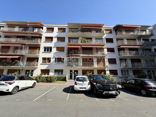Situé dans la ville d'Evry-Courcouronnes dans un secteur recherché proche de toutes commodités (transports, écoles, commerces...)

Venez découvrir ce charmant appartement de type F4 76m² situé au Rez de chaussée d’un immeuble de 4 étages, il se compose d'une entrée desservant un salon très lumineux de 17m², une cuisine de 9m² avec espace buanderie de 2m², trois chambres de 9,5m² - 10,5m2 et 11,5m² deux salles d’eau et un Wc séparé.

Vous bénéficierez en plus d'une cave de 5m² et d'une place de parking en extérieur..

- Charges de copropriété : 210€/mois (Entretien des patries communes + eau froide + chauffage)
- Taxe foncière : 1652€

Commodités :
- Commerces à 5min à pieds
- Gare RER D Evry Val de Seine à 10min en Bus
- N7 à 2min, N104 et A6 à 5min
- Université d’Évry, IUT, Télécom SudParis, ENSIIE et de nombreuses écoles accessibles rapidement
- Centre commercial d’Evry 2 Le Spot à 10min en bus
- Carré Senart à 15min en voiture
- Clinique du Mousseau à 5min 

Disponible 7jrs/7 n'hésitez pas à me contacter pour faire une visite ou avoir plus d'infos concernant ce bien.

>> 100% OUVERT AU PARTAGE INTER AGENCE !! <<

VIDEO DISPONIBLE SUR DEMANDE OU EN LIEN DANS L'ANNONCE