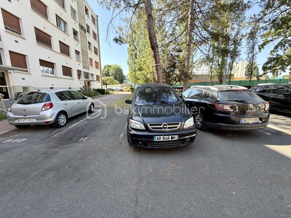 Situé dans la ville d'Evry-Courcouronnes dans un secteur recherché proche de toutes commodités (transports, écoles, commerces...)

Venez découvrir ce charmant appartement de type F4 76m² situé au Rez de chaussée d’un immeuble de 4 étages, il se compose d'une entrée desservant un salon très lumineux de 17m², une cuisine de 9m² avec espace buanderie de 2m², trois chambres de 9,5m² - 10,5m2 et 11,5m² deux salles d’eau et un Wc séparé.

Vous bénéficierez en plus d'une cave de 5m² et d'une place de parking en extérieur..

- Charges de copropriété : 210€/mois (Entretien des patries communes + eau froide + chauffage)
- Taxe foncière : 1652€

Commodités :
- Commerces à 5min à pieds
- Gare RER D Evry Val de Seine à 10min en Bus
- N7 à 2min, N104 et A6 à 5min
- Université d’Évry, IUT, Télécom SudParis, ENSIIE et de nombreuses écoles accessibles rapidement
- Centre commercial d’Evry 2 Le Spot à 10min en bus
- Carré Senart à 15min en voiture
- Clinique du Mousseau à 5min 

Disponible 7jrs/7 n'hésitez pas à me contacter pour faire une visite ou avoir plus d'infos concernant ce bien.

>> 100% OUVERT AU PARTAGE INTER AGENCE !! <<

VIDEO DISPONIBLE SUR DEMANDE OU EN LIEN DANS L'ANNONCE