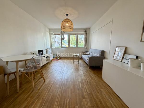 Situé dans la ville d'Evry-Courcouronnes dans un secteur recherché proche de toutes commodités (transports, écoles, commerces...)

Venez découvrir ce charmant appartement de type F4 76m² situé au Rez de chaussée d’un immeuble de 4 étages, il se compose d'une entrée desservant un salon très lumineux de 17m², une cuisine de 9m² avec espace buanderie de 2m², trois chambres de 9,5m² - 10,5m2 et 11,5m² deux salles d’eau et un Wc séparé.

Vous bénéficierez en plus d'une cave de 5m² et d'une place de parking en extérieur..

- Charges de copropriété : 210€/mois (Entretien des patries communes + eau froide + chauffage)
- Taxe foncière : 1652€

Commodités :
- Commerces à 5min à pieds
- Gare RER D Evry Val de Seine à 10min en Bus
- N7 à 2min, N104 et A6 à 5min
- Université d’Évry, IUT, Télécom SudParis, ENSIIE et de nombreuses écoles accessibles rapidement
- Centre commercial d’Evry 2 Le Spot à 10min en bus
- Carré Senart à 15min en voiture
- Clinique du Mousseau à 5min 

Disponible 7jrs/7 n'hésitez pas à me contacter pour faire une visite ou avoir plus d'infos concernant ce bien.

>> 100% OUVERT AU PARTAGE INTER AGENCE !! <<

VIDEO DISPONIBLE SUR DEMANDE OU EN LIEN DANS L'ANNONCE