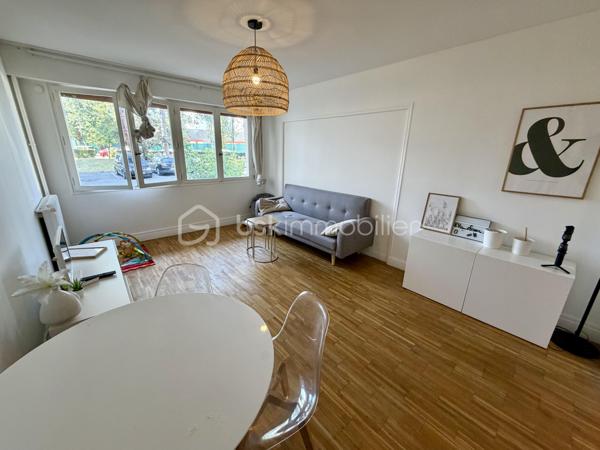 Situé dans la ville d'Evry-Courcouronnes dans un secteur recherché proche de toutes commodités (transports, écoles, commerces...)

Venez découvrir ce charmant appartement de type F4 76m² situé au Rez de chaussée d’un immeuble de 4 étages, il se compose d'une entrée desservant un salon très lumineux de 17m², une cuisine de 9m² avec espace buanderie de 2m², trois chambres de 9,5m² - 10,5m2 et 11,5m² deux salles d’eau et un Wc séparé.

Vous bénéficierez en plus d'une cave de 5m² et d'une place de parking en extérieur..

- Charges de copropriété : 210€/mois (Entretien des patries communes + eau froide + chauffage)
- Taxe foncière : 1652€

Commodités :
- Commerces à 5min à pieds
- Gare RER D Evry Val de Seine à 10min en Bus
- N7 à 2min, N104 et A6 à 5min
- Université d’Évry, IUT, Télécom SudParis, ENSIIE et de nombreuses écoles accessibles rapidement
- Centre commercial d’Evry 2 Le Spot à 10min en bus
- Carré Senart à 15min en voiture
- Clinique du Mousseau à 5min 

Disponible 7jrs/7 n'hésitez pas à me contacter pour faire une visite ou avoir plus d'infos concernant ce bien.

>> 100% OUVERT AU PARTAGE INTER AGENCE !! <<

VIDEO DISPONIBLE SUR DEMANDE OU EN LIEN DANS L'ANNONCE