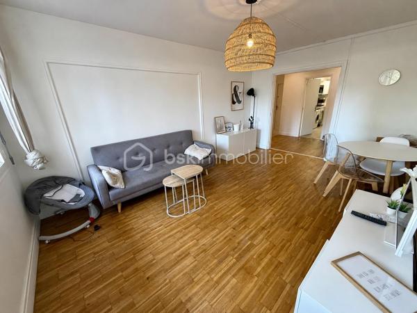 Situé dans la ville d'Evry-Courcouronnes dans un secteur recherché proche de toutes commodités (transports, écoles, commerces...)

Venez découvrir ce charmant appartement de type F4 76m² situé au Rez de chaussée d’un immeuble de 4 étages, il se compose d'une entrée desservant un salon très lumineux de 17m², une cuisine de 9m² avec espace buanderie de 2m², trois chambres de 9,5m² - 10,5m2 et 11,5m² deux salles d’eau et un Wc séparé.

Vous bénéficierez en plus d'une cave de 5m² et d'une place de parking en extérieur..

- Charges de copropriété : 210€/mois (Entretien des patries communes + eau froide + chauffage)
- Taxe foncière : 1652€

Commodités :
- Commerces à 5min à pieds
- Gare RER D Evry Val de Seine à 10min en Bus
- N7 à 2min, N104 et A6 à 5min
- Université d’Évry, IUT, Télécom SudParis, ENSIIE et de nombreuses écoles accessibles rapidement
- Centre commercial d’Evry 2 Le Spot à 10min en bus
- Carré Senart à 15min en voiture
- Clinique du Mousseau à 5min 

Disponible 7jrs/7 n'hésitez pas à me contacter pour faire une visite ou avoir plus d'infos concernant ce bien.

>> 100% OUVERT AU PARTAGE INTER AGENCE !! <<

VIDEO DISPONIBLE SUR DEMANDE OU EN LIEN DANS L'ANNONCE