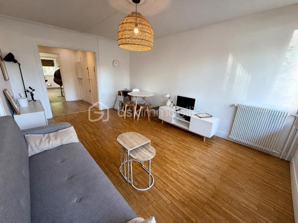 Situé dans la ville d'Evry-Courcouronnes dans un secteur recherché proche de toutes commodités (transports, écoles, commerces...)

Venez découvrir ce charmant appartement de type F4 76m² situé au Rez de chaussée d’un immeuble de 4 étages, il se compose d'une entrée desservant un salon très lumineux de 17m², une cuisine de 9m² avec espace buanderie de 2m², trois chambres de 9,5m² - 10,5m2 et 11,5m² deux salles d’eau et un Wc séparé.

Vous bénéficierez en plus d'une cave de 5m² et d'une place de parking en extérieur..

- Charges de copropriété : 210€/mois (Entretien des patries communes + eau froide + chauffage)
- Taxe foncière : 1652€

Commodités :
- Commerces à 5min à pieds
- Gare RER D Evry Val de Seine à 10min en Bus
- N7 à 2min, N104 et A6 à 5min
- Université d’Évry, IUT, Télécom SudParis, ENSIIE et de nombreuses écoles accessibles rapidement
- Centre commercial d’Evry 2 Le Spot à 10min en bus
- Carré Senart à 15min en voiture
- Clinique du Mousseau à 5min 

Disponible 7jrs/7 n'hésitez pas à me contacter pour faire une visite ou avoir plus d'infos concernant ce bien.

>> 100% OUVERT AU PARTAGE INTER AGENCE !! <<

VIDEO DISPONIBLE SUR DEMANDE OU EN LIEN DANS L'ANNONCE