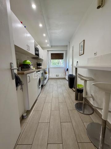 Situé dans la ville d'Evry-Courcouronnes dans un secteur recherché proche de toutes commodités (transports, écoles, commerces...)

Venez découvrir ce charmant appartement de type F4 76m² situé au Rez de chaussée d’un immeuble de 4 étages, il se compose d'une entrée desservant un salon très lumineux de 17m², une cuisine de 9m² avec espace buanderie de 2m², trois chambres de 9,5m² - 10,5m2 et 11,5m² deux salles d’eau et un Wc séparé.

Vous bénéficierez en plus d'une cave de 5m² et d'une place de parking en extérieur..

- Charges de copropriété : 210€/mois (Entretien des patries communes + eau froide + chauffage)
- Taxe foncière : 1652€

Commodités :
- Commerces à 5min à pieds
- Gare RER D Evry Val de Seine à 10min en Bus
- N7 à 2min, N104 et A6 à 5min
- Université d’Évry, IUT, Télécom SudParis, ENSIIE et de nombreuses écoles accessibles rapidement
- Centre commercial d’Evry 2 Le Spot à 10min en bus
- Carré Senart à 15min en voiture
- Clinique du Mousseau à 5min 

Disponible 7jrs/7 n'hésitez pas à me contacter pour faire une visite ou avoir plus d'infos concernant ce bien.

>> 100% OUVERT AU PARTAGE INTER AGENCE !! <<

VIDEO DISPONIBLE SUR DEMANDE OU EN LIEN DANS L'ANNONCE