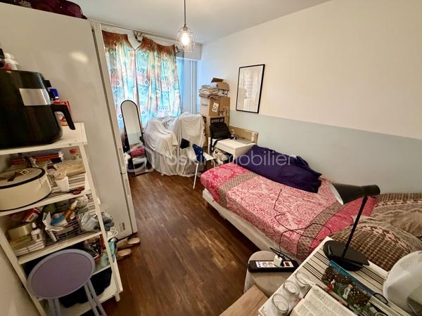 Situé dans la ville d'Evry-Courcouronnes dans un secteur recherché proche de toutes commodités (transports, écoles, commerces...)

Venez découvrir ce charmant appartement de type F4 76m² situé au Rez de chaussée d’un immeuble de 4 étages, il se compose d'une entrée desservant un salon très lumineux de 17m², une cuisine de 9m² avec espace buanderie de 2m², trois chambres de 9,5m² - 10,5m2 et 11,5m² deux salles d’eau et un Wc séparé.

Vous bénéficierez en plus d'une cave de 5m² et d'une place de parking en extérieur..

- Charges de copropriété : 210€/mois (Entretien des patries communes + eau froide + chauffage)
- Taxe foncière : 1652€

Commodités :
- Commerces à 5min à pieds
- Gare RER D Evry Val de Seine à 10min en Bus
- N7 à 2min, N104 et A6 à 5min
- Université d’Évry, IUT, Télécom SudParis, ENSIIE et de nombreuses écoles accessibles rapidement
- Centre commercial d’Evry 2 Le Spot à 10min en bus
- Carré Senart à 15min en voiture
- Clinique du Mousseau à 5min 

Disponible 7jrs/7 n'hésitez pas à me contacter pour faire une visite ou avoir plus d'infos concernant ce bien.

>> 100% OUVERT AU PARTAGE INTER AGENCE !! <<

VIDEO DISPONIBLE SUR DEMANDE OU EN LIEN DANS L'ANNONCE