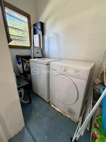 Situé dans la ville d'Evry-Courcouronnes dans un secteur recherché proche de toutes commodités (transports, écoles, commerces...)

Venez découvrir ce charmant appartement de type F4 76m² situé au Rez de chaussée d’un immeuble de 4 étages, il se compose d'une entrée desservant un salon très lumineux de 17m², une cuisine de 9m² avec espace buanderie de 2m², trois chambres de 9,5m² - 10,5m2 et 11,5m² deux salles d’eau et un Wc séparé.

Vous bénéficierez en plus d'une cave de 5m² et d'une place de parking en extérieur..

- Charges de copropriété : 210€/mois (Entretien des patries communes + eau froide + chauffage)
- Taxe foncière : 1652€

Commodités :
- Commerces à 5min à pieds
- Gare RER D Evry Val de Seine à 10min en Bus
- N7 à 2min, N104 et A6 à 5min
- Université d’Évry, IUT, Télécom SudParis, ENSIIE et de nombreuses écoles accessibles rapidement
- Centre commercial d’Evry 2 Le Spot à 10min en bus
- Carré Senart à 15min en voiture
- Clinique du Mousseau à 5min 

Disponible 7jrs/7 n'hésitez pas à me contacter pour faire une visite ou avoir plus d'infos concernant ce bien.

>> 100% OUVERT AU PARTAGE INTER AGENCE !! <<

VIDEO DISPONIBLE SUR DEMANDE OU EN LIEN DANS L'ANNONCE